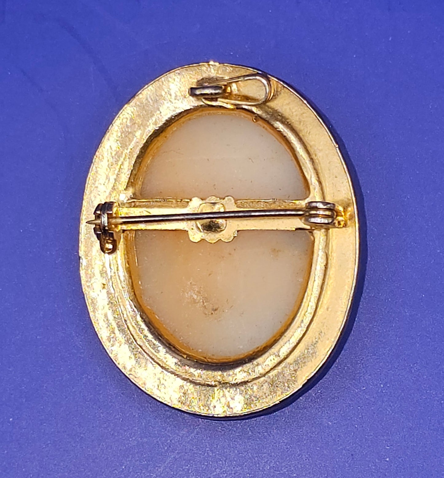 Vintage Cameo Brooch - left facing Shell white/pink