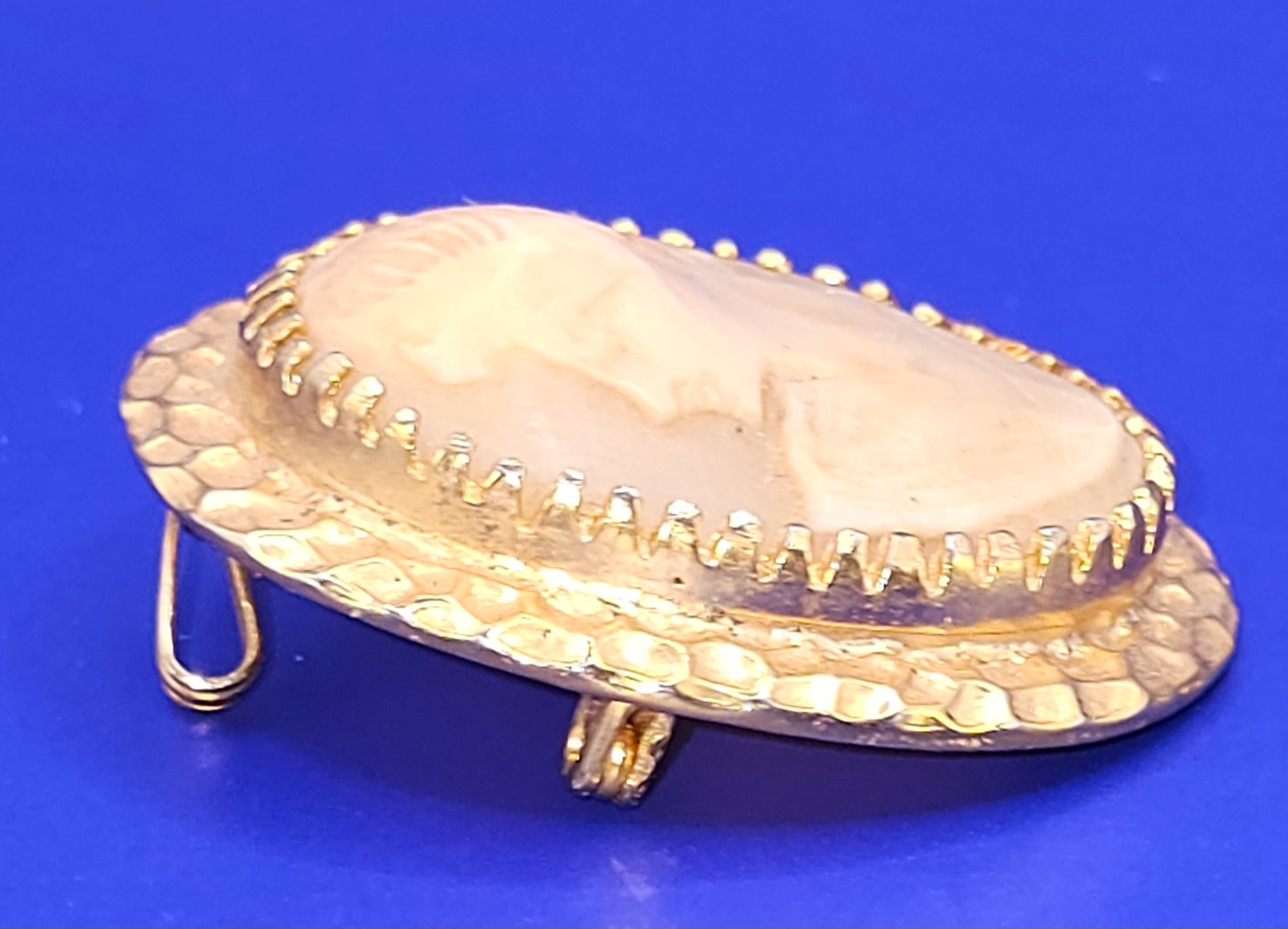 Vintage Cameo Brooch - left facing Shell white/pink