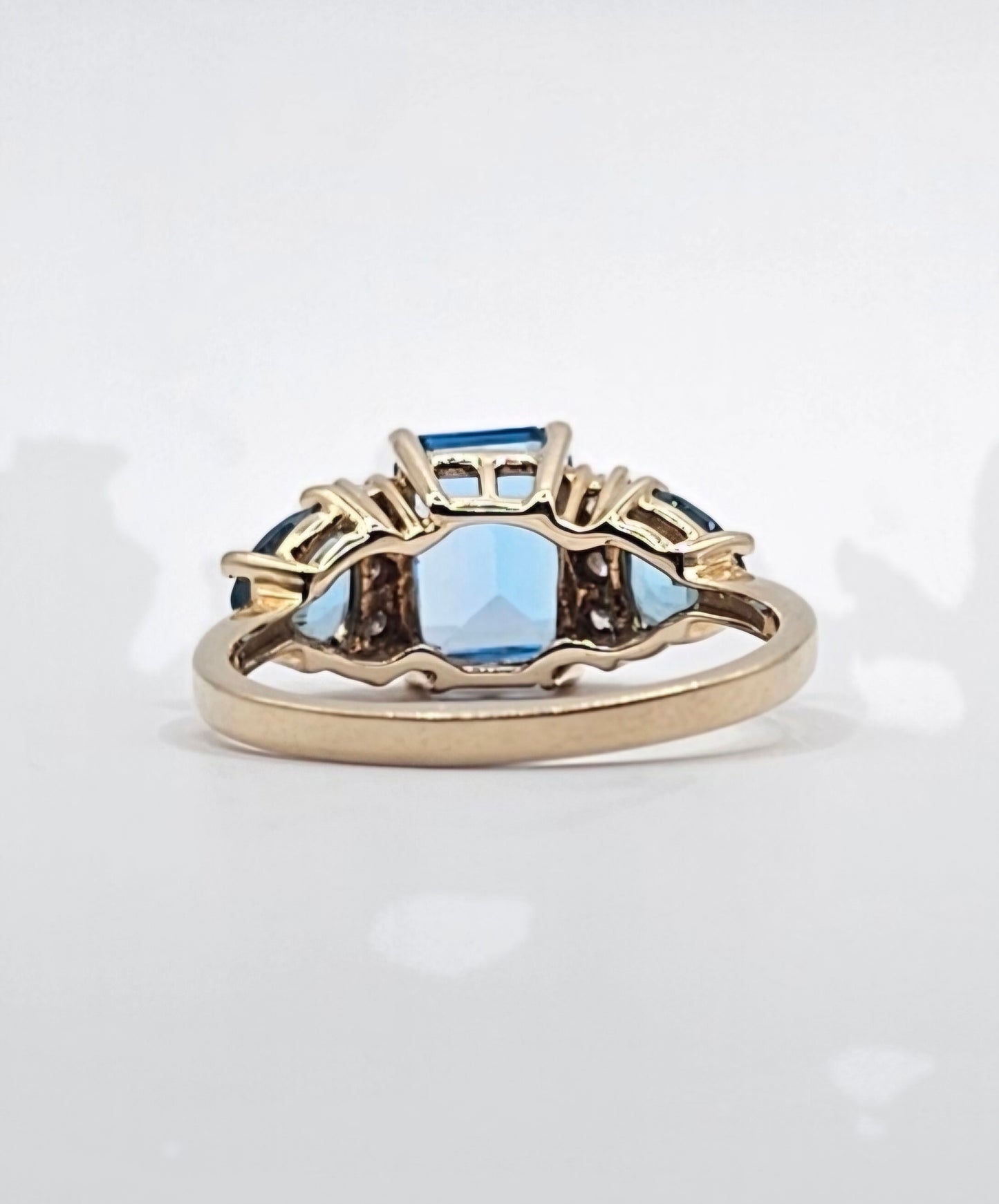 Blue topaz and diamond ring 14k yellow gold