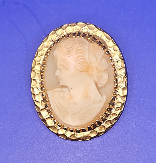 Vintage Cameo Brooch - left facing Shell white/pink